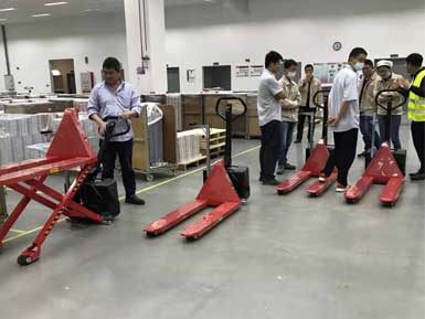 電動高升程搬運(yùn)車交付使用，感謝廠家羅總親自跟客戶講解操作方法！